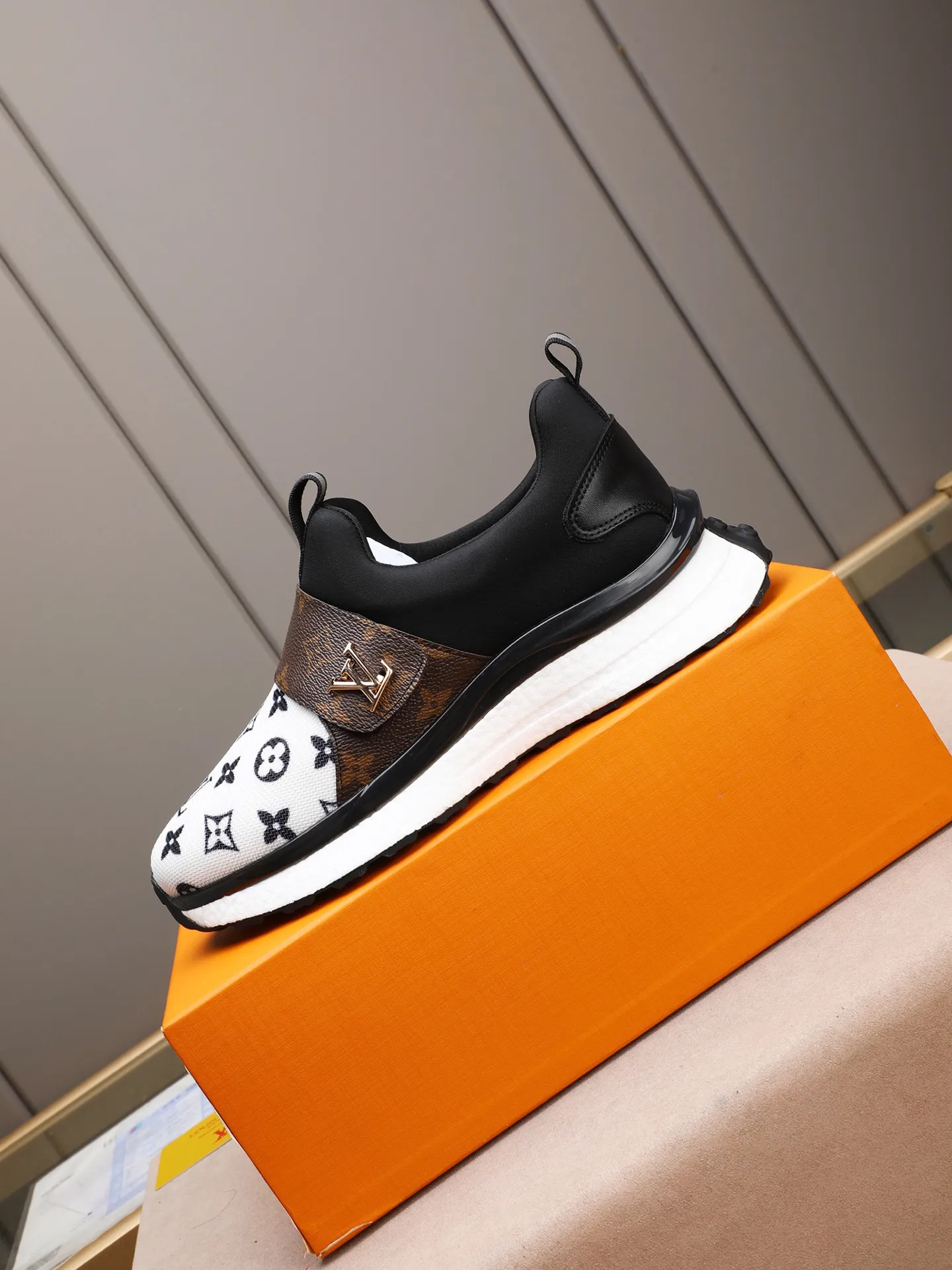 🪐🪐🪐Men's Shoes💰460💰[LV] A top fashion brand, a men's shoe that can handle various styles. The upper is made of a variety of materials, and the lining is imported mesh, which is sweat-absorbent and comfortable. The popcorn outsole design is the top priority - light and comfortable. Extremely testing process requirements: two colors available: 38-44 (customized at 45)